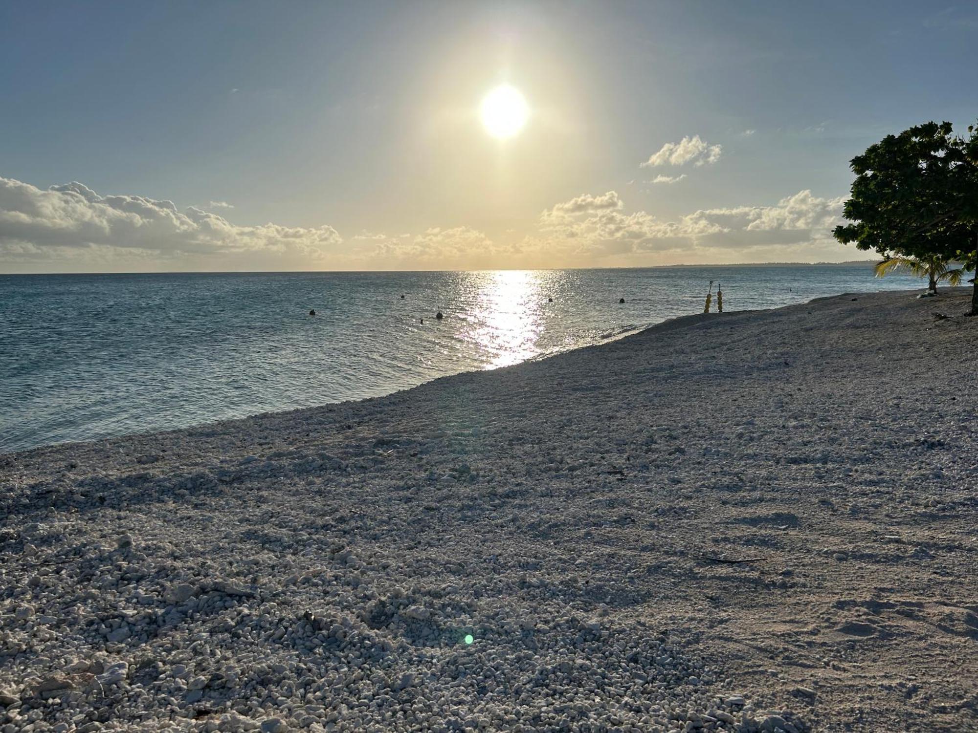 Rangiroa Bliss Hotel Tiputa Bagian luar foto